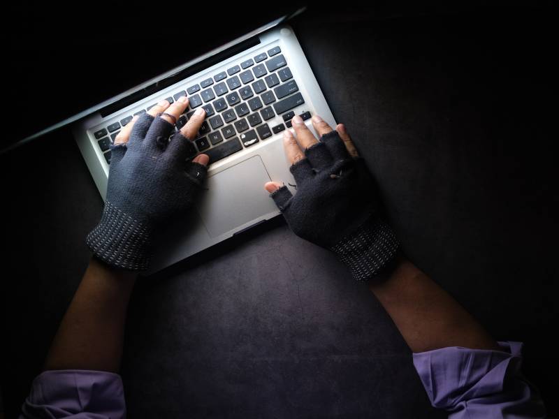 Bij werken in de cloud komen andere risico’s kijken dan wanneer u werkt met een lokale oplossing. Afhankelijk van het netwerk van waar iemand inlogt op de cloud kan het risicovol zijn.